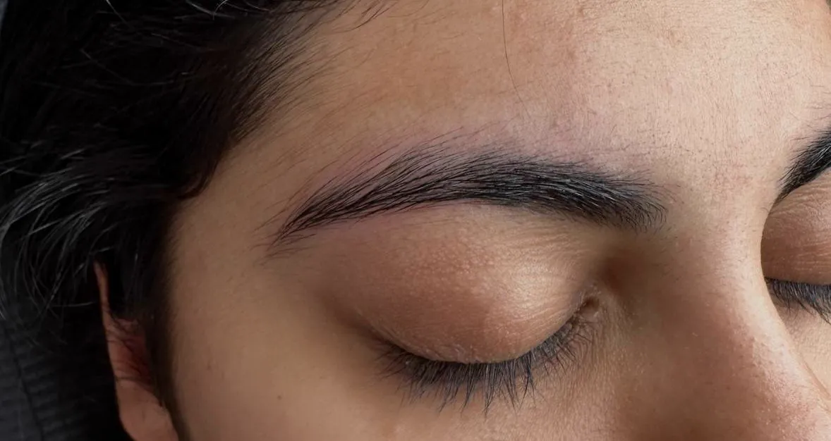 Sparse natural brows before powder brows