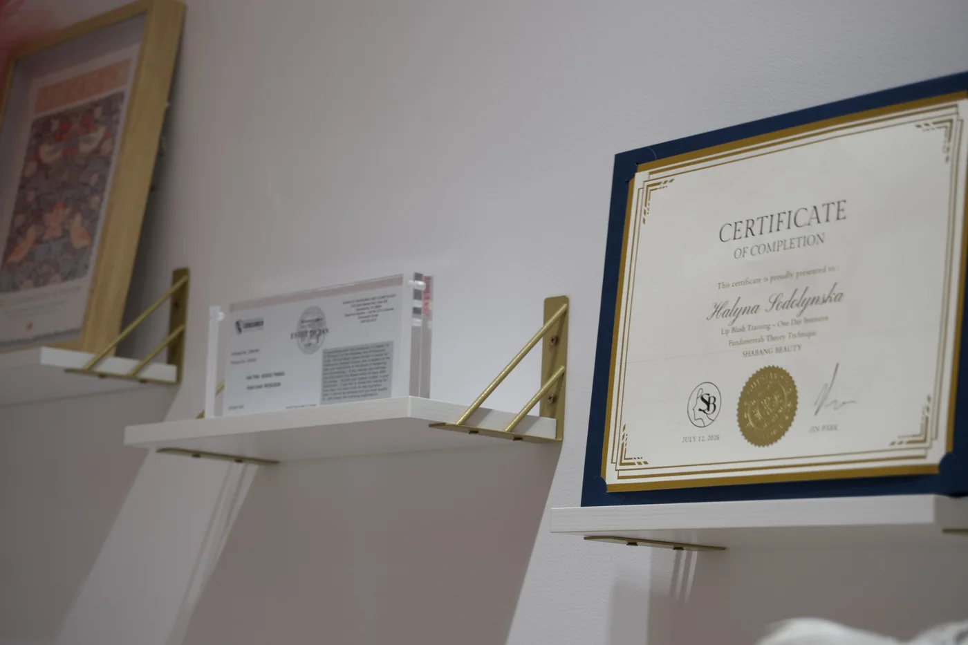 Certificados exhibidos en la pared del estudio