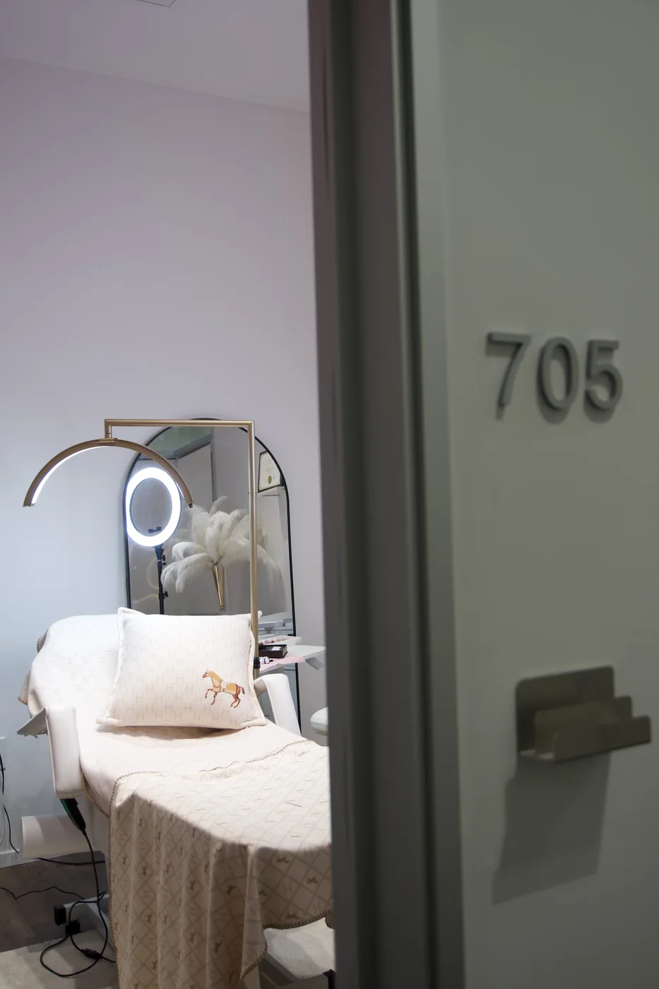 La puerta de la suite 705